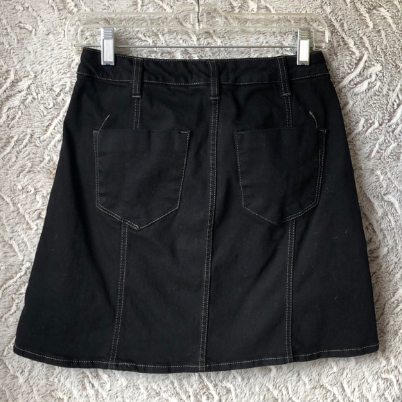 Woman’s button skirt - Picture 2 of 3